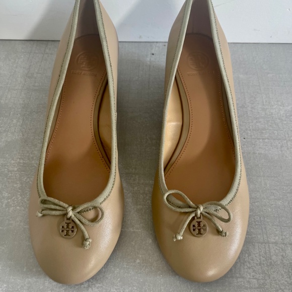 NWT Tory Burch Wedge Chelsea, Taupe color, leather, Women, Size 10 - Picture 2 of 6